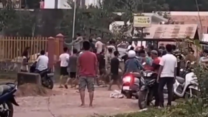 title Serang Polsek Pangkalan Lampam, Sekelompok Orang Bawa Kabur 2 Tahanan Narkoba Serang Polsek Pangkalan Lampam, Sekelompok Orang Bawa Kabur 2 Tahanan Narkoba