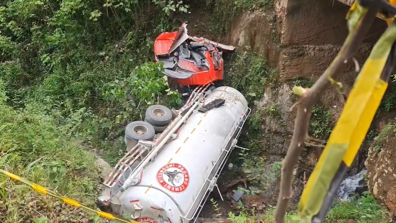 title Penampakan Truk Semen Terjun ke Jurang di Madina Ringsek Parah, Sopir dan Kernet Terjepit Penampakan Truk Semen Terjun ke Jurang di Madina Ringsek Parah, Sopir dan Kernet Terjepit