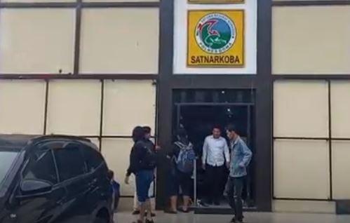 title Respons Rektor terkait Oknum Pegawai UIN Makassar Produksi Uang Palsu di Kampus Respons Rektor terkait Oknum Pegawai UIN Makassar Produksi Uang Palsu di Kampus
