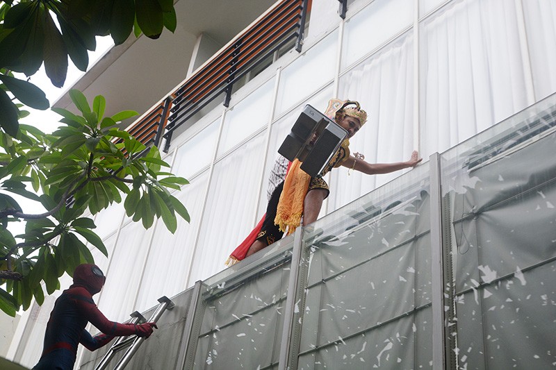 Spiderman dan Gatot Kaca Bergabung Bersihkan Kaca Hotel Berbintang - Bagian 5