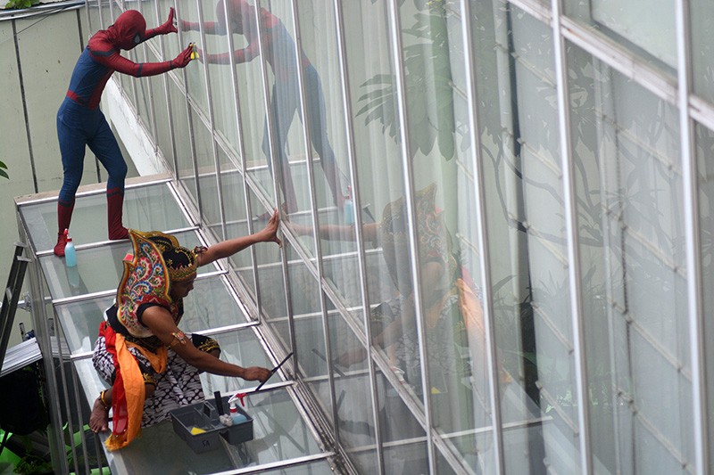 Spiderman dan Gatot Kaca Bergabung Bersihkan Kaca Hotel Berbintang - Bagian 2