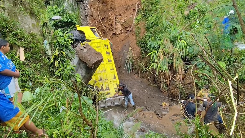 title Jembatan Ambruk di Banjarnegara, Truk Pasir Terjun ke Jurang Jembatan Ambruk di Banjarnegara, Truk Pasir Terjun ke Jurang