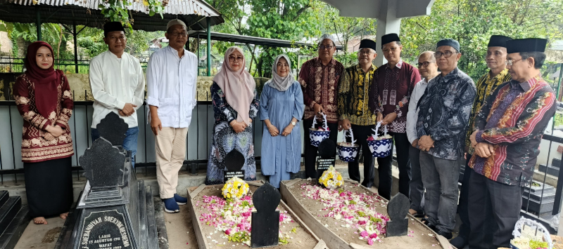 title HUT ke-59 Tabalong, Pj Bupati Hamidah Ziarah Makam Bupati Terdahulu HUT ke-59 Tabalong, Pj Bupati Hamidah Ziarah Makam Bupati Terdahulu