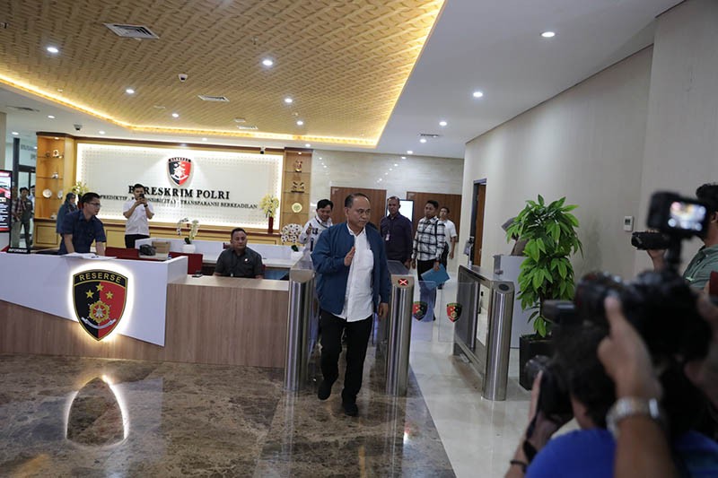 Penampakan Budi Arie Setiadi usai Diperiksa Penyidik di Bareskrim Polri - Bagian 4