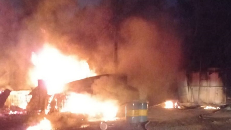 title Gudang BBM Ilegal di Jambi Terbakar, Diduga akibat Korsleting Listrik pada Genset Gudang BBM Ilegal di Jambi Terbakar, Diduga akibat Korsleting Listrik pada Genset