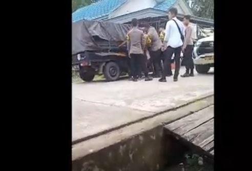 title 2 Sopir Pengeroyok Polisi di Paser hingga Tewas saat Razia BBM Ilegal Ditangkap 2 Sopir Pengeroyok Polisi di Paser hingga Tewas saat Razia BBM Ilegal Ditangkap