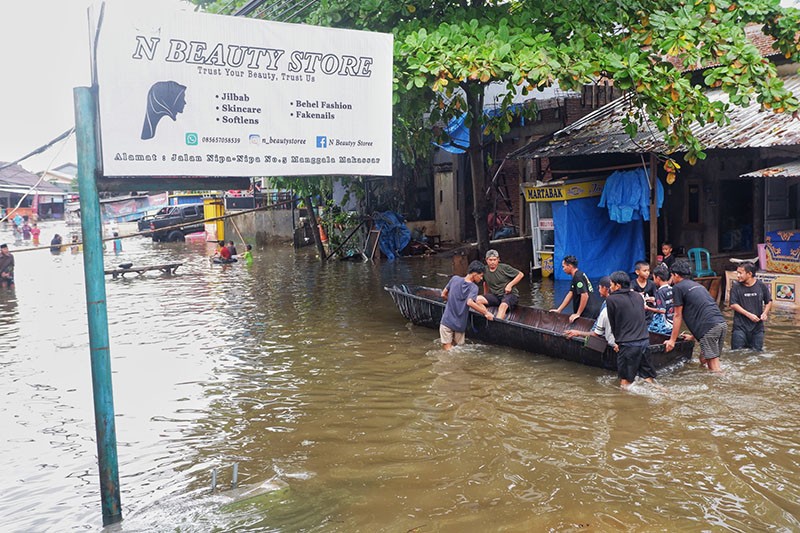 Potret Banjir Makassar Rendam 3 Kecamatan - Bagian 3