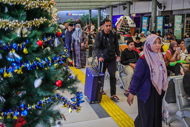 Aura Libur Nataru Makin Dekat, Stasiun Kereta Api Dipadati Penumpang - Bagian 2