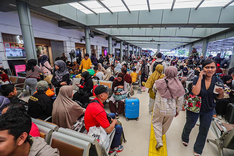 Aura Libur Nataru Makin Dekat, Stasiun Kereta Api Dipadati Penumpang - Bagian 5