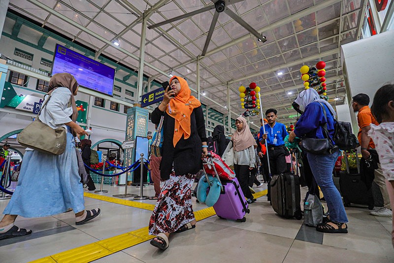 Aura Libur Nataru Makin Dekat, Stasiun Kereta Api Dipadati Penumpang - Bagian 4