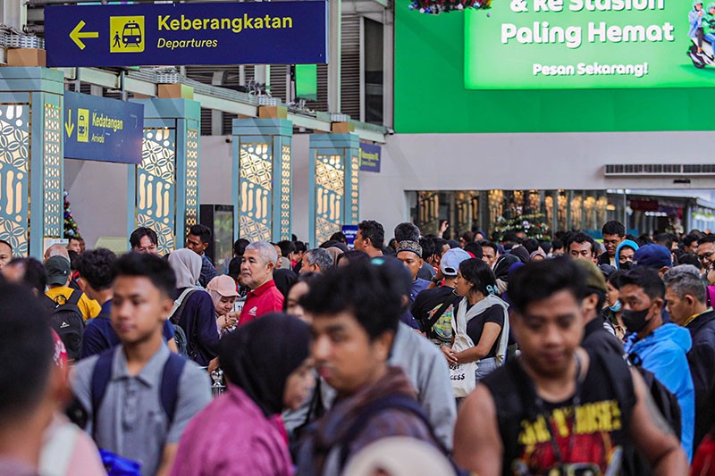 Aura Libur Nataru Makin Dekat, Stasiun Kereta Api Dipadati Penumpang - Bagian 6