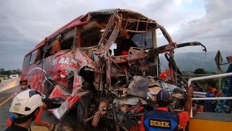 title Bus Kecelakaan Maut dengan Truk di Tol Pandaan-Malang, Bawa Rombongan SMP Islam dari Bogor Bus Kecelakaan Maut dengan Truk di Tol Pandaan-Malang, Bawa Rombongan SMP Islam dari Bogor