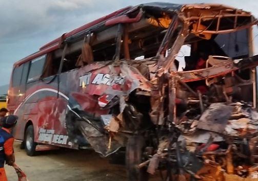 title Kecelakaan Bus Rombongan Siswa SMP Bogor vs Truk di Tol Pandaan-Malang, Lalin Dialihkan Kecelakaan Bus Rombongan Siswa SMP Bogor vs Truk di Tol Pandaan-Malang, Lalin Dialihkan
