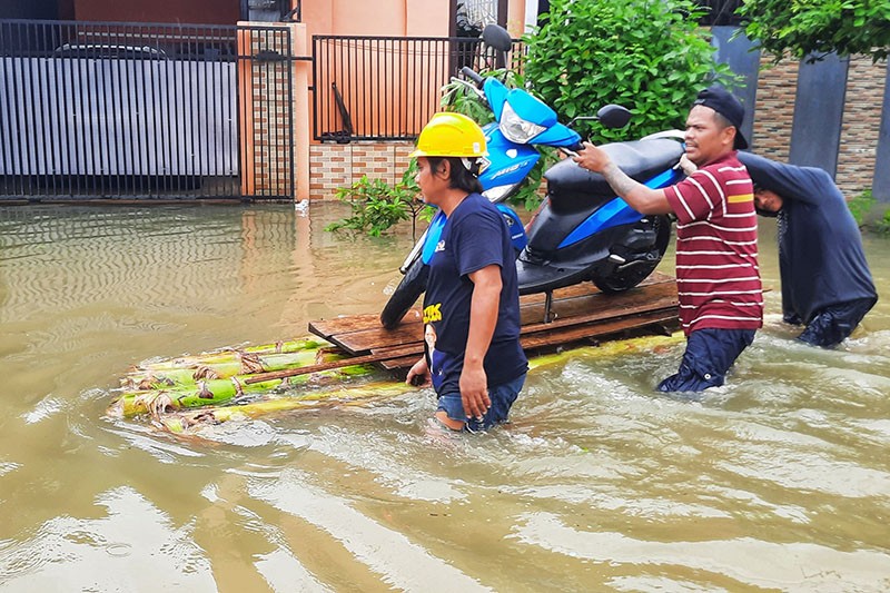 Warga Perumnas Antang Berjibaku Evakuasi Sepeda Motor ke Tempat Aman - Bagian 2