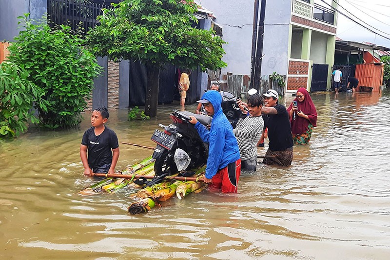 Warga Perumnas Antang Berjibaku Evakuasi Sepeda Motor ke Tempat Aman - Bagian 1