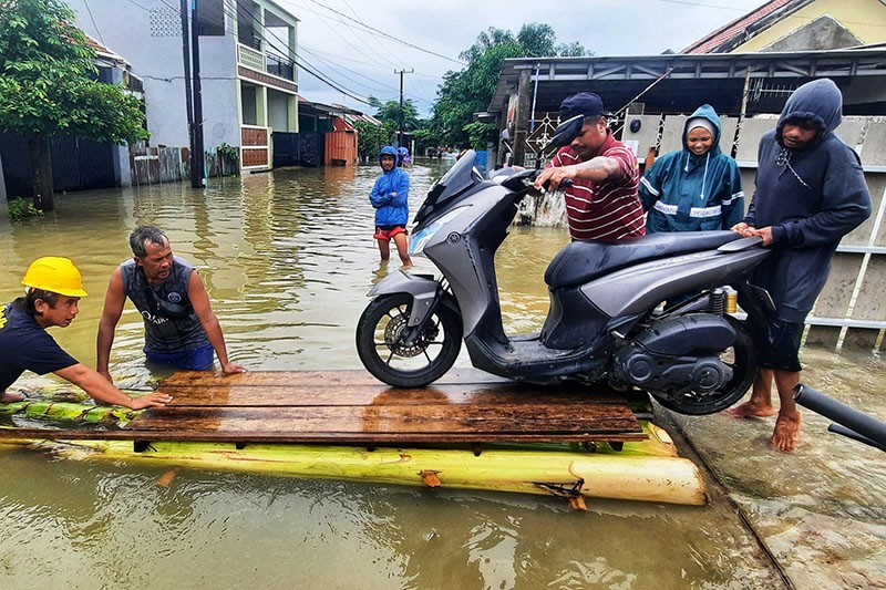 Warga Perumnas Antang Berjibaku Evakuasi Sepeda Motor ke Tempat Aman - Bagian 5