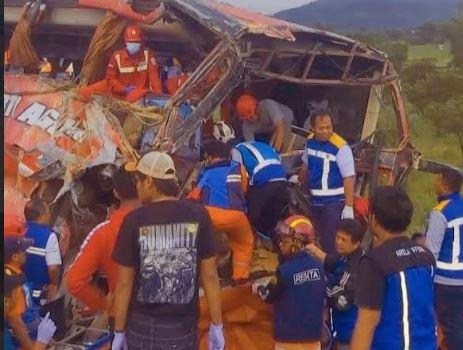 title Identitas 4 Korban Tewas Kecelakaan di Tol Pandaan Malang, 3 Laki-Laki 1 Perempuan Identitas 4 Korban Tewas Kecelakaan di Tol Pandaan Malang, 3 Laki-Laki 1 Perempuan