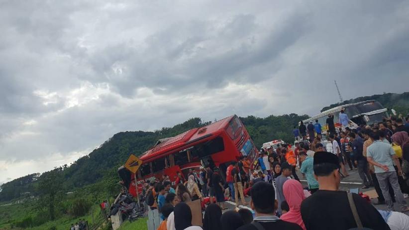 title Bus Tabrak Truk Boks di Tol Pandaan-Malang Angkut Pelajar, 4 Korban Tewas Bus Tabrak Truk Boks di Tol Pandaan-Malang Angkut Pelajar, 4 Korban Tewas