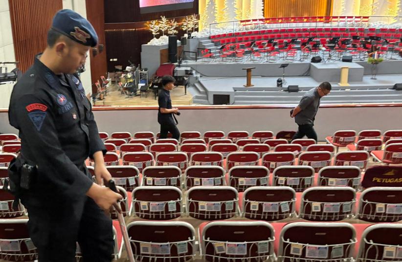 title Jelang Misa Natal 2024, Jibom Brimob Polda Jabar Sterilisasi 5 Gereja di Bandung Jelang Misa Natal 2024, Jibom Brimob Polda Jabar Sterilisasi 5 Gereja di Bandung