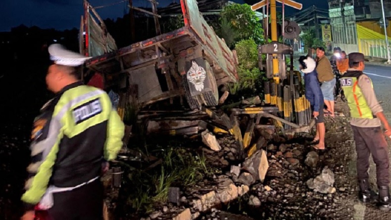 title Kecelakaan di Blitar, Truk Gandeng Ditabrak KA Kertanegara Kecelakaan di Blitar, Truk Gandeng Ditabrak KA Kertanegara