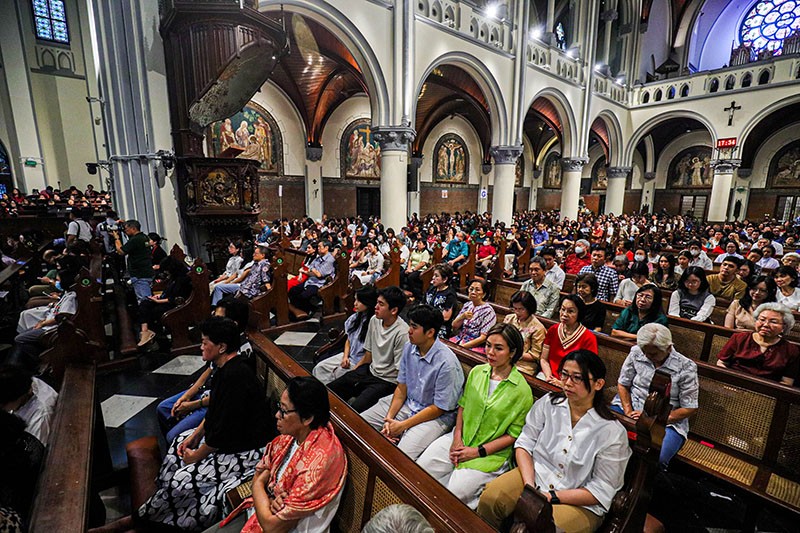 Suasana Misa Malam Natal di Gereja Katedral Berlangsung Khidmat - Bagian 7