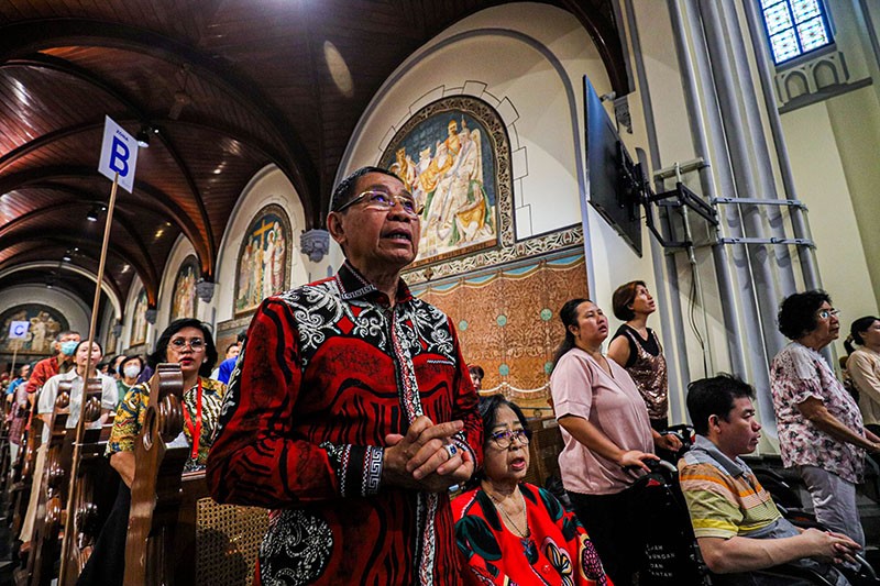 Suasana Misa Malam Natal di Gereja Katedral Berlangsung Khidmat - Bagian 6