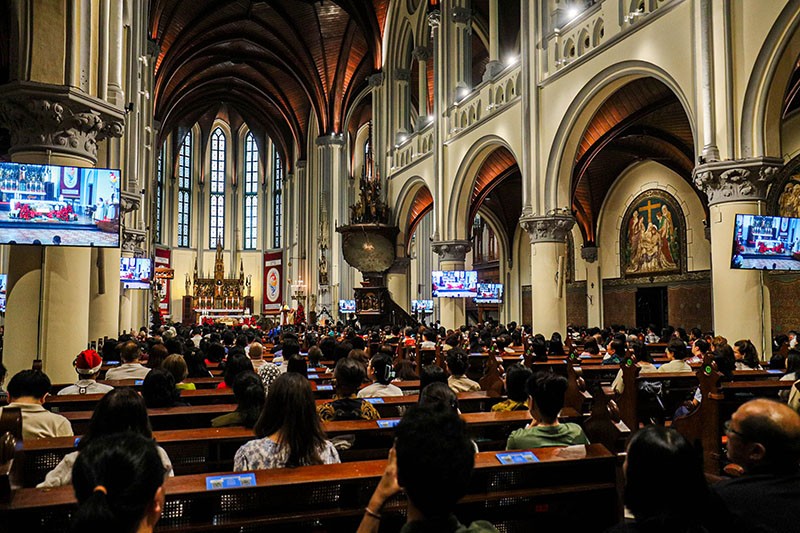 Suasana Misa Malam Natal di Gereja Katedral Berlangsung Khidmat - Bagian 1