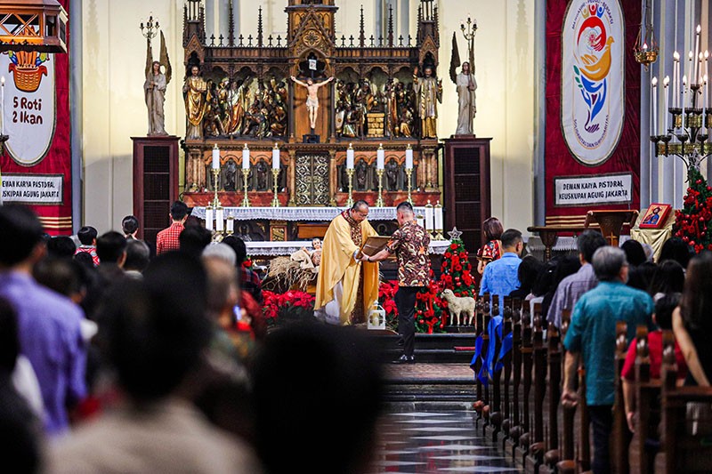 Suasana Misa Malam Natal di Gereja Katedral Berlangsung Khidmat - Bagian 5