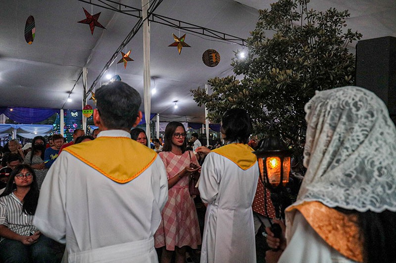 Suasana Misa Malam Natal di Gereja Katedral Berlangsung Khidmat - Bagian 8