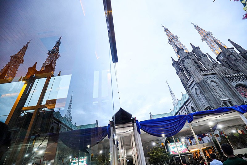 Suasana Misa Malam Natal di Gereja Katedral Berlangsung Khidmat - Bagian 4