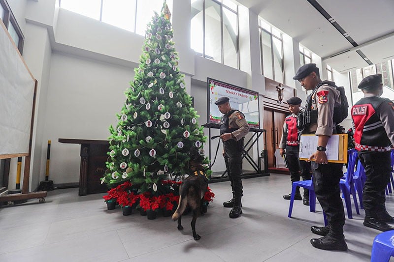 Polri Kerahkan Anjing Pelacak Sterilisasi Gereja Katedral Jakarta - Bagian 3
