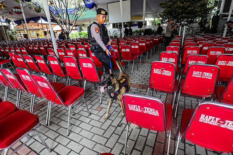 Polri Kerahkan Anjing Pelacak Sterilisasi Gereja Katedral Jakarta - Bagian 7