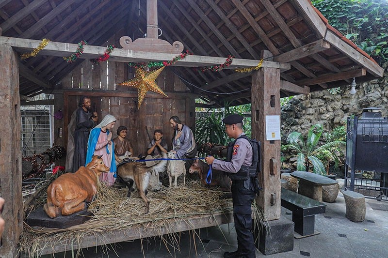 Polri Kerahkan Anjing Pelacak Sterilisasi Gereja Katedral Jakarta - Bagian 5