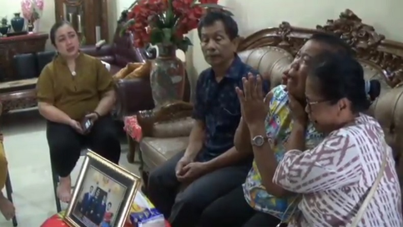 title Suasana Kesedihan Menyelimuti Keluarga Iptu Tomi yang Hilang saat Kontak Tembak dengan OPM Suasana Kesedihan Menyelimuti Keluarga Iptu Tomi yang Hilang saat Kontak Tembak dengan OPM