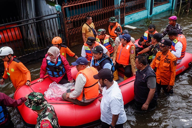 Naik Perahu Karet, Mensos Cek Kondisi Banjir di Perumnas Antang Makassar  - Bagian 2