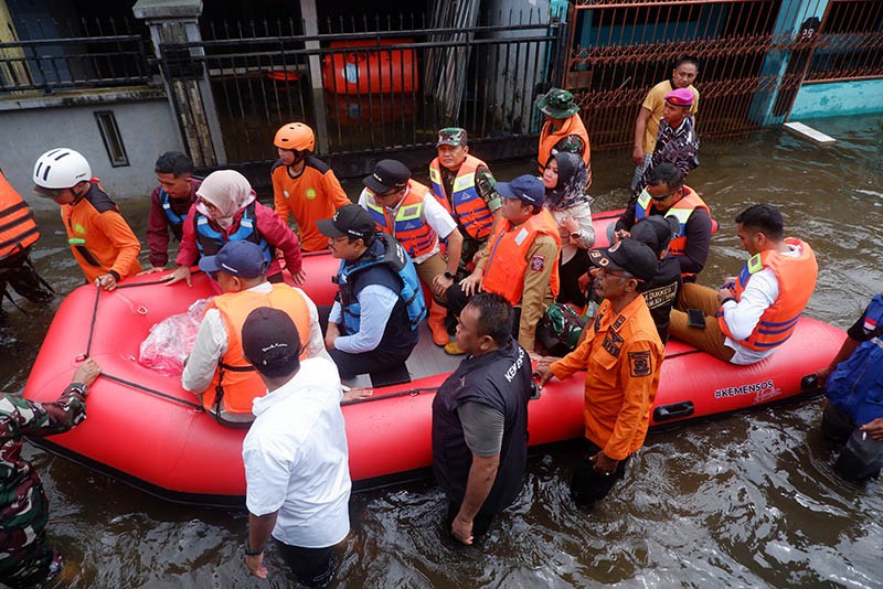 Naik Perahu Karet, Mensos Cek Kondisi Banjir di Perumnas Antang Makassar  - Bagian 1
