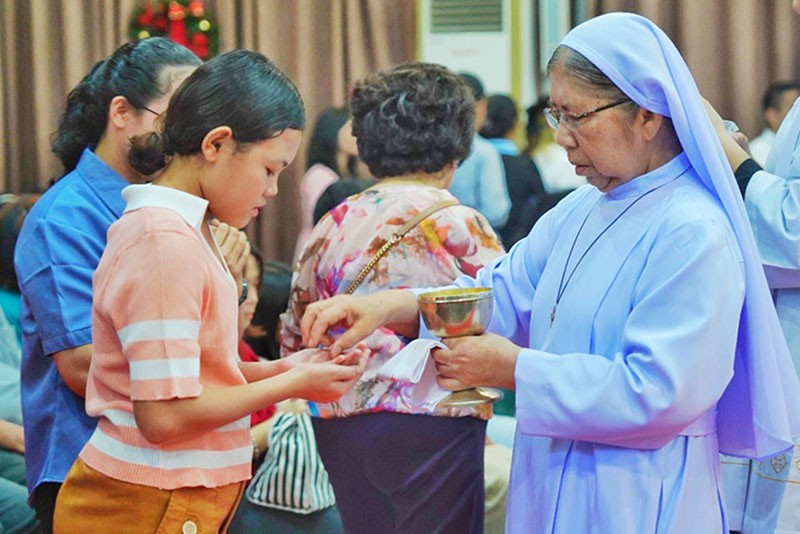 Ibadah Misa Natal 2024 di Gereja Katedral Makassar Berlangsung Khidmat - Bagian 4