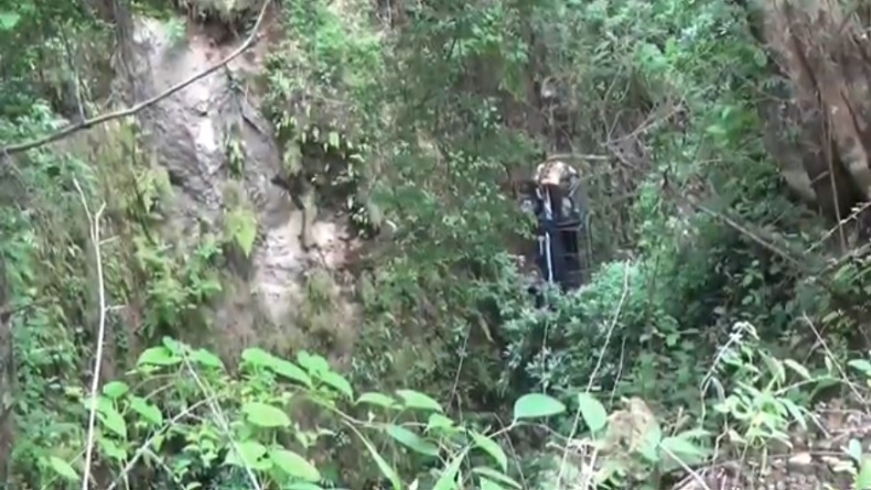 title Cerita Sopir Mobil Pikap Lolos dari Maut saat Terjun ke Jurang Sedalam 60 Meter di Magetan Cerita Sopir Mobil Pikap Lolos dari Maut saat Terjun ke Jurang Sedalam 60 Meter di Magetan