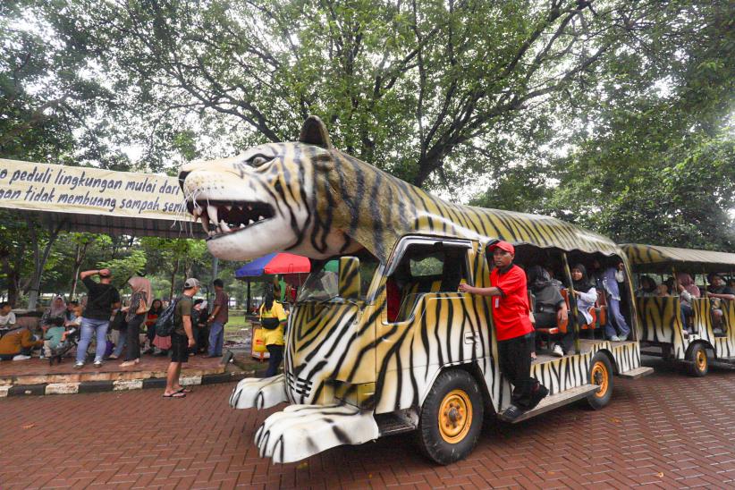 Taman Margasatwa Ragunan Padat Pengunjung - Bagian 5