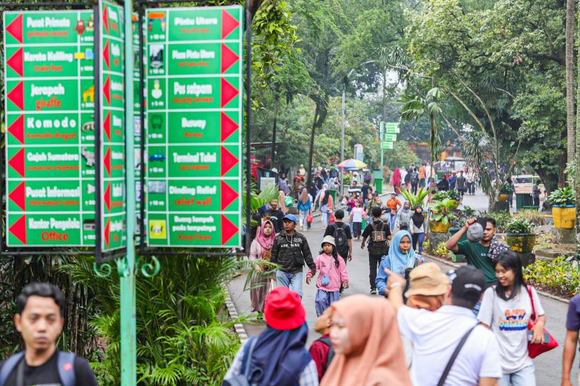 Taman Margasatwa Ragunan Padat Pengunjung - Bagian 6