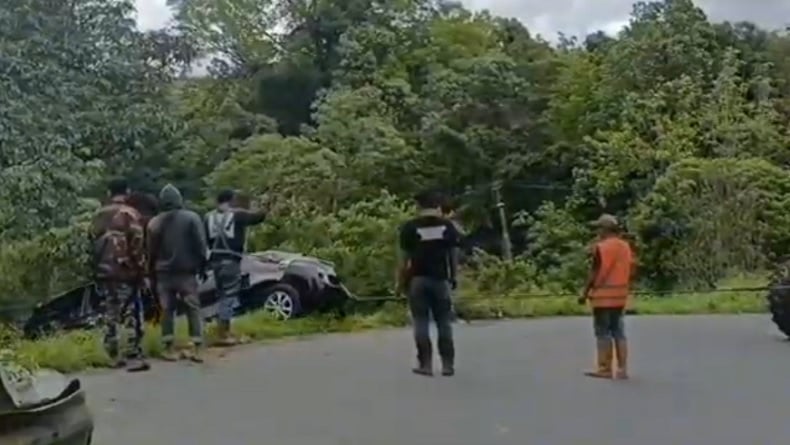 title Mobil Rombongan Siswa SD yang Kecelakaan di Maros Perjalanan Liburan ke Makassar Mobil Rombongan Siswa SD yang Kecelakaan di Maros Perjalanan Liburan ke Makassar