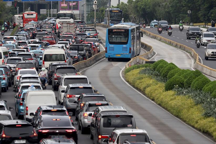 Jalan Jenderal Sudirman Macet Panjang saat Libur Cuti Bersama Natal 2024 - Bagian 2