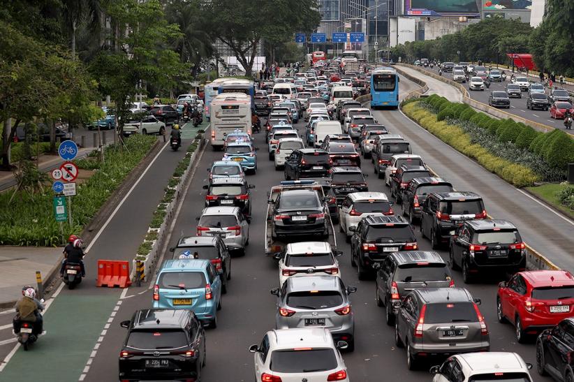 Jalan Jenderal Sudirman Macet Panjang saat Libur Cuti Bersama Natal 2024 - Bagian 3
