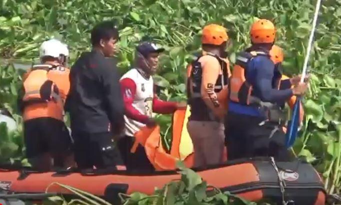 title Hilang 4 Hari, Balita Terseret Banjir Ditemukan Tewas di Sungai Wiyung Surabaya Hilang 4 Hari, Balita Terseret Banjir Ditemukan Tewas di Sungai Wiyung Surabaya