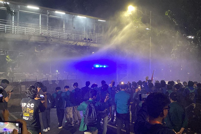 Bentrokan Mahasiswa vs Polisi saat Aksi Tolak PPN 12 Persen - Bagian 4