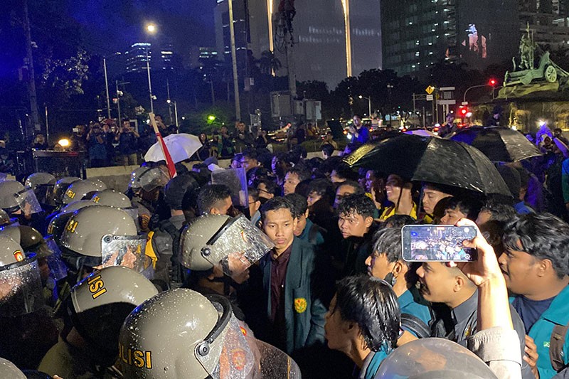 Bentrokan Mahasiswa vs Polisi saat Aksi Tolak PPN 12 Persen - Bagian 2