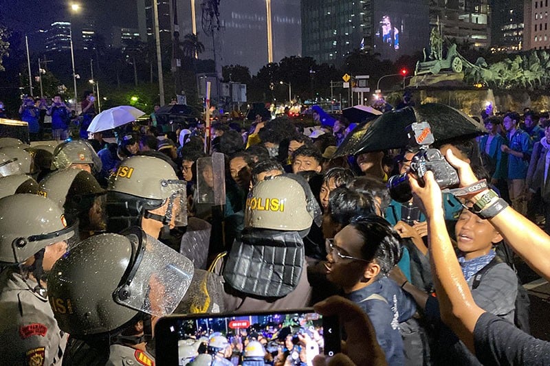 Bentrokan Mahasiswa vs Polisi saat Aksi Tolak PPN 12 Persen - Bagian 1