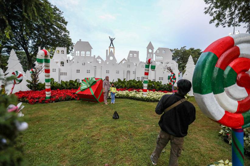 Warna-warni Dekorasi Natal Hiasi Taman Lapangan Banteng - Bagian 1