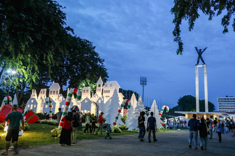 Warna-warni Dekorasi Natal Hiasi Taman Lapangan Banteng - Bagian 2