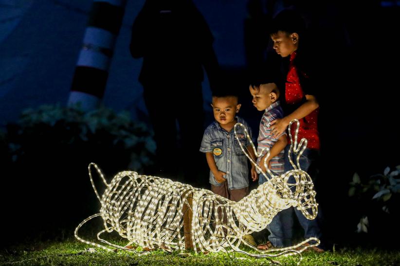 Warna-warni Dekorasi Natal Hiasi Taman Lapangan Banteng - Bagian 4